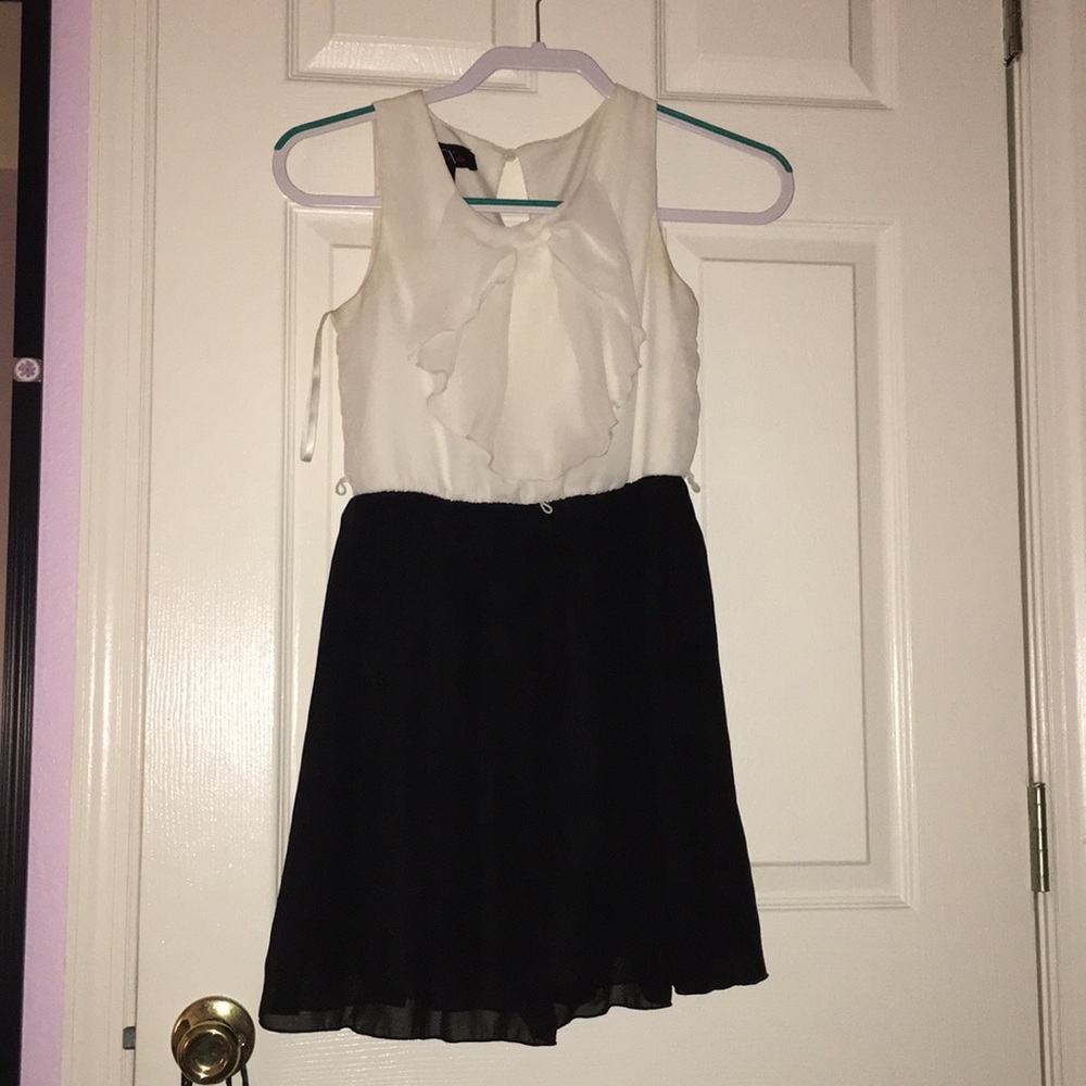 ✨Black and white girls dress✨